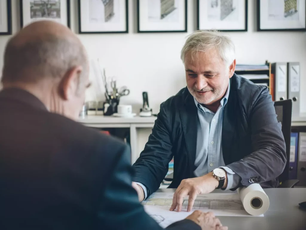 Architekt DI Karl Stefan bei der Planung von Umbaukonzepten – Zusammenarbeit mit Ihrem Immobilienmakler in Wien